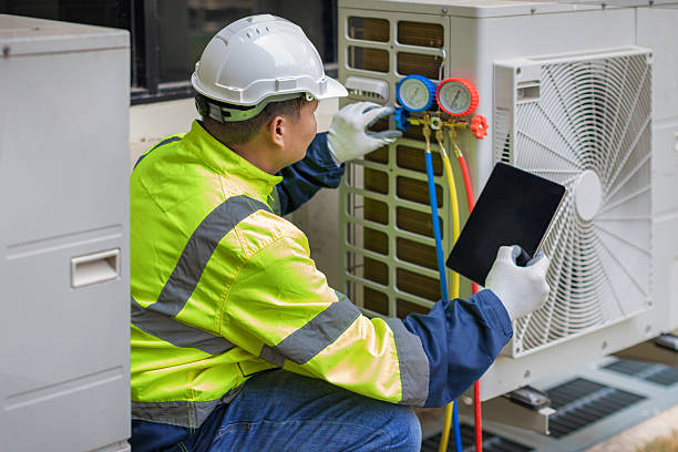 Professional Hvac technician working in Daphne, AL